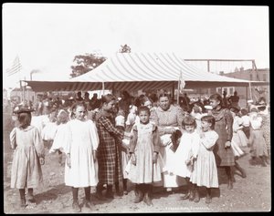 Gruppo di ragazze e una donna alla palestra e parco giochi della Hudson Bank, 53rd Street e 11th Avenue, New York, 1898
