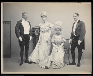 Ritratto di gruppo di Sydney Dillon Ripley con altri tre al ballo di James Hazen Hyde, New York, 31 gennaio 1905 da Byron Company