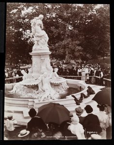 Monumento a Heinrich Heine (Fontana Lorelei) e la folla presente all