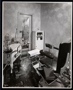 Vista interna della stanza del podologo al salone di bellezza Charles of the Ritz nel Ritz Tower Hotel, Park Avenue e 57th St, New York, 1932 da Byron Company