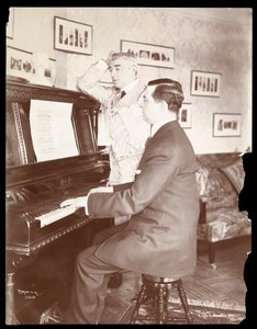 Kyrle Bellew e amico al pianoforte nella casa di Bellew, 1908