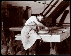 Uomo che lavora nella fabbrica di pianoforti Hardman, Peck und Co., New York, 1907