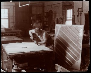 Uomo che lavora nella fabbrica di pianoforti Hardman, Peck e Co., New York, 1907 da Byron Company