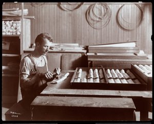 Uomo che lavora nella fabbrica di pianoforti Hardman, Peck & Co., New York, 1907