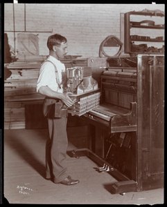 Uomo che lavora nella fabbrica di pianoforti Hardman, Peck und Co., New York, 1907