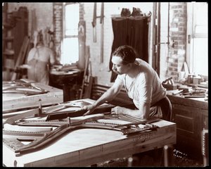 Uomo che lavora nella fabbrica di pianoforti Hardman, Peck und Co., New York, 1907