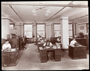 Uomini e donne in un ufficio aperto presso Parke, Davis und Co., chimici, Hudson und Vestry Streets, New York, 1910