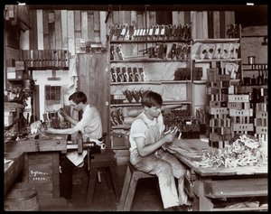 Uomini che lavorano nella fabbrica di pianoforti Hardman, Peck e Co., New York, 1907