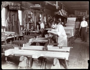 Uomini che lavorano nella fabbrica di pianoforti Hardman, Peck und Co., New York, 1907