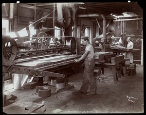 Uomini che lavorano nella fabbrica di pianoforti Hardman, Peck und Co., New York, 1907