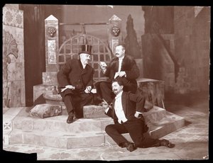 Oscar Hammerstein e altri due alla Manhattan Opera House, c.1905 (stampa al gelatino d