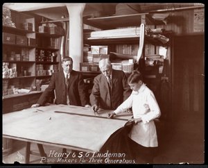 Ritratto di Henry e S.G. Lindeman con il loro figlio o nipote sopra i disegni di un pianoforte, 1910