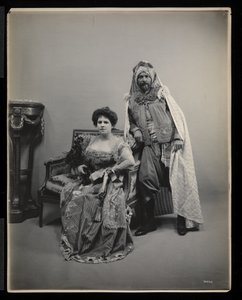 Ritratto di un uomo e una donna non identificati al ballo di James Hazen Hyde, New York, 31 gennaio 1905 (stampa al gelatino d