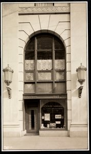 Vetrina di En Route Service, Inc., al Savoy Plaza Hotel, 59th Street e 5th Avenue, New York, 1928 da Byron Company
