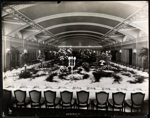 Tavola apparecchiata per un banchetto al Ritz-Carlton Hotel, 1913 da Byron Company