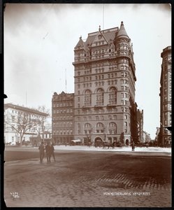 Il New Netherland Hotel, 5th Avenue e 59th Street, New York, 1898 da Byron Company