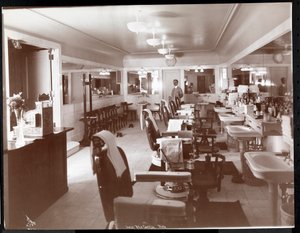 Il barbiere al Ritz-Carlton Hotel di Philadelphia, 1913 da Byron Company