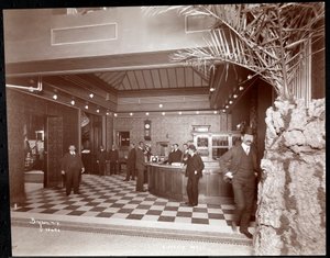 La hall e il banco di registrazione dell