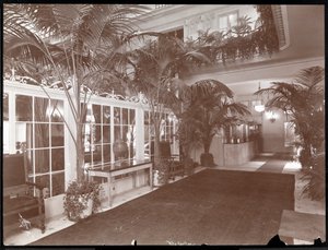 La hall e il banco di registrazione del Ritz-Carlton Hotel, c.1910-11