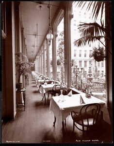 La veranda al Park Avenue Hotel, 1901 o 1902