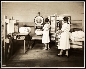 Due donne afroamericane che pesano sacchi di biancheria alla Carolyn Laundry a East Harlem, New York, 1928