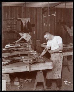 Due uomini che lavorano nella fabbrica di pianoforti Harrington, 1907