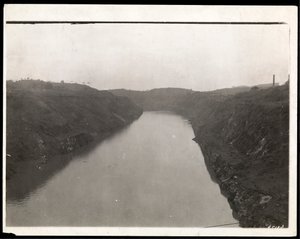 Vista di una porzione appena scavata del Canale di Panama durante la costruzione, 1912 o 1913 da Byron Company