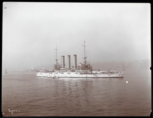 Vista di una nave militare, presumibilmente sul fiume Hudson vicino a West Point durante la visita del Principe Luigi di Battenberg, 1905