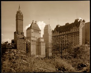 Veduta del Savoy Plaza Hotel, 59th Street e Fifth Avenue, New York, c.1937 da Byron Company