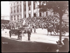 Vista della folla sui gradini del Brooklyn Borough Hall durante la Brooklyn Police Parade, 1897
