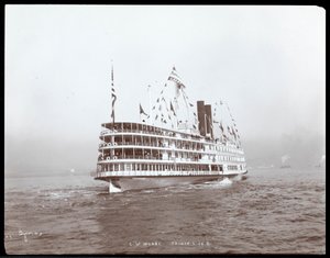 Vista del piroscafo C.W. Morse, presumibilmente sul fiume Hudson vicino a West Point durante la visita del Principe Luigi di Battenberg, 1905 da Byron Company