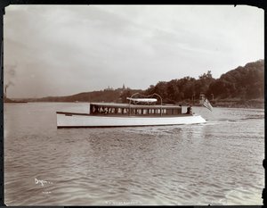 Vista dello yacht Delicia del New York Yacht, Launch und Engine Co. sul fiume Hudson vicino a Morris Heights, New York, 1903 da Byron Company