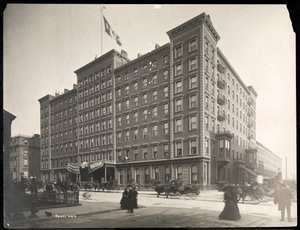 Hotel Windsor sulla 5th Avenue dalla 46th alla 47th Streets, New York, 1898 da Byron Company