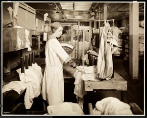 Donne che etichettano sacchi di biancheria alla Carolyn Laundry a East Harlem, New York, 1928