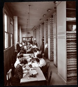 Donne che lavorano in un archivio, sotto supervisione maschile, presso la Metropolitan Life Insurance Co. in 23rd Street e Madison Avenue, New York, 1907