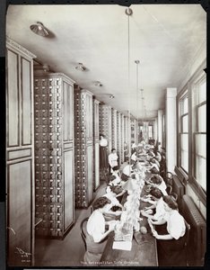 Donne che lavorano in una sala di archiviazione, sotto la supervisione maschile, presso la Metropolitan Life Insurance Co. in 23rd Street e Madison Avenue, 1907