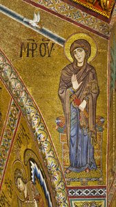 Abside: Vergine Annunciata, mosaico bizantino con sfondo dorato nel timpano dell