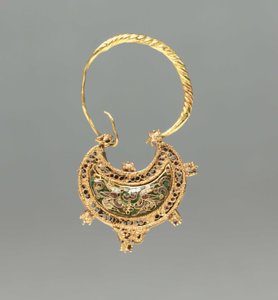 Orecchino a forma di mezzaluna da Byzantine