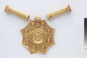 Pendente ottagonale e due distanziatori a forma di colonne corinzie, 324-326 da Byzantine