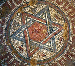 Dettaglio di un pavimento a mosaico raffigurante la Stella di David da una chiesa bizantina a Shiloh, Cisgiordania, IV secolo d.C. (mosaico)