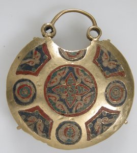 Pendente del tempio con due uccelli che fiancheggiano un albero della vita (fronte) e motivi geometrici e vegetali (retro), Rus
