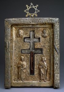 Reliquiario a croce in argento dorato, bizantino, XII secolo da Byzantine Byzantine