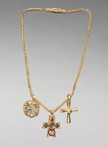 Catena con pendente e due croci, inizio 500