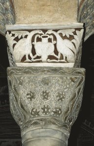Capitello decorato dall