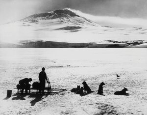 Spedizione al Polo Sud di Robert Falcon Scott (1868-1912), esploratori davanti al vulcano Erebus sull