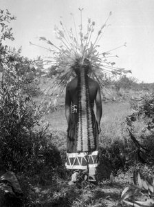 Persone native americane e casa rotonda tribale e abbigliamento cerimoniale, California da C. Hart Merriam