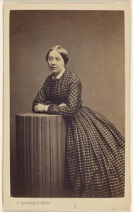 [Donna non identificata appoggiata a una finta colonna] da C. Robert