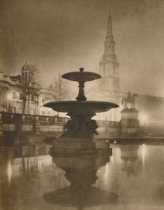 La pioggia notturna ha trasformato i marciapiedi in una pozza di riflessi, c1935