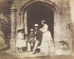 Ritratto di gruppo familiare posato in una porta da Calvert Jones