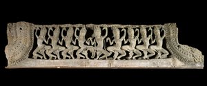 Arti Khmer (Estremo Oriente). Registro del timpano inferiore: nove apsaras danzanti. Bassorilievo in gres, fine XII - inizio XIII secolo. Stile Bayon. dalla Cambogia, tempio Bayon. Parigi, Museo Guimet - Museo nazionale delle Arti Asiatiche.